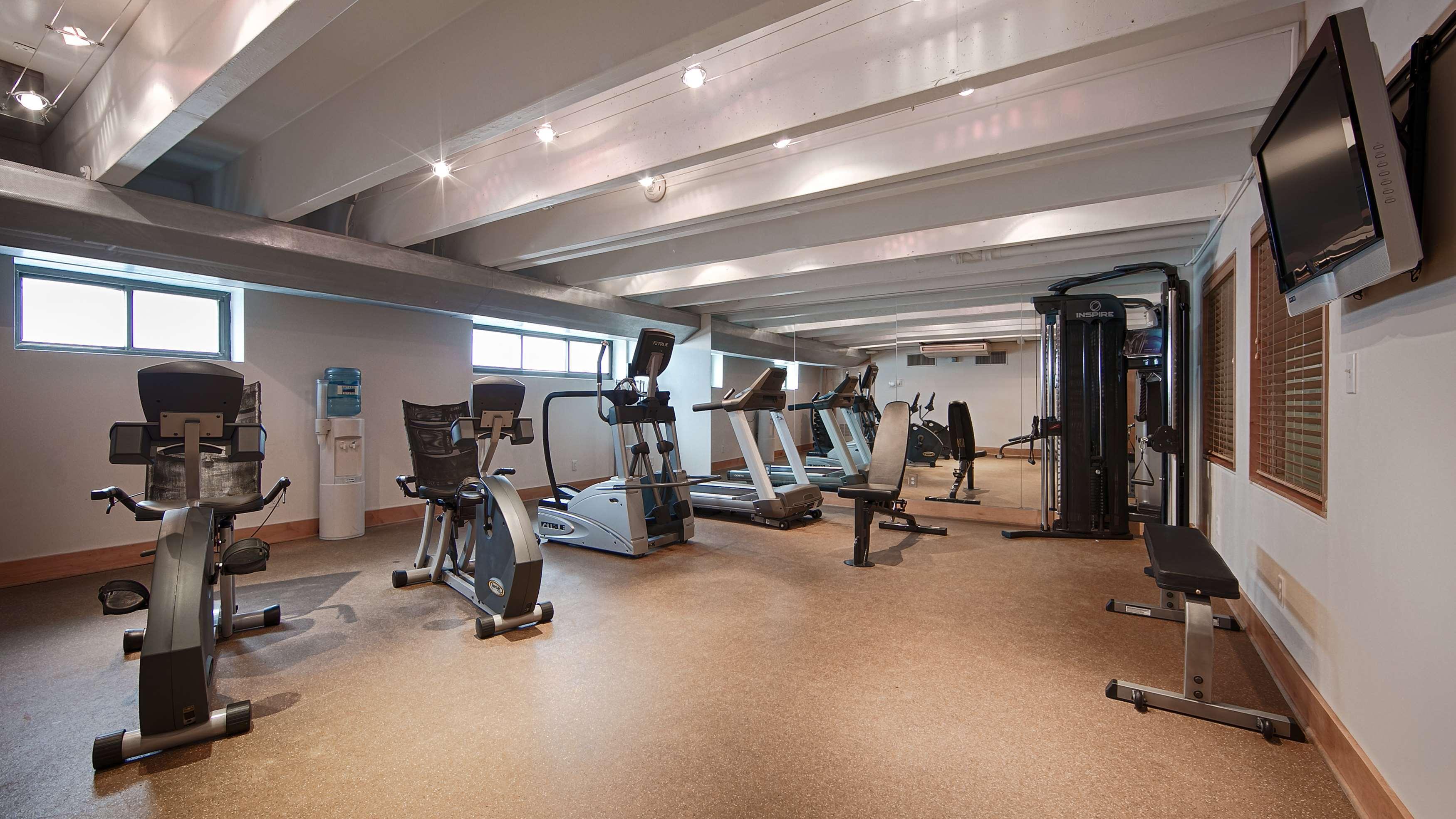 Best Western Plus Milwaukee West Бізнес фото